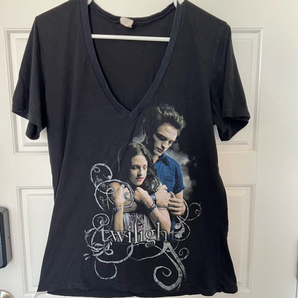 A39-🖤 Twilight Edward & Bella V-Neck T-Shirt – Women’s XXL – 100% Cotton 🖤
